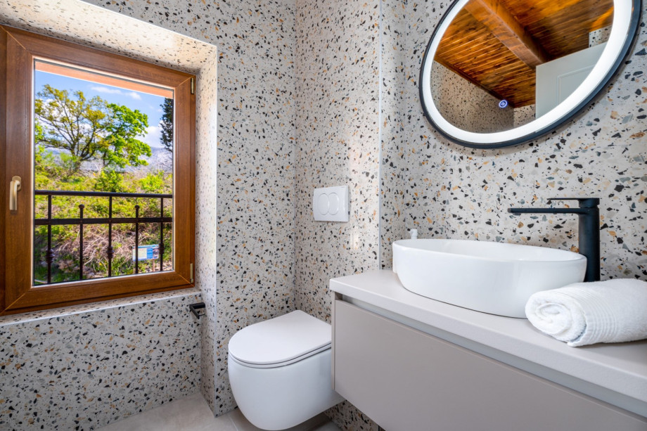 En-suite bathroom with a shower