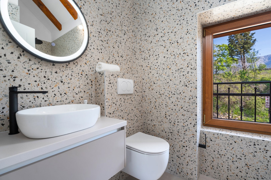 En-suite bathroom with a shower