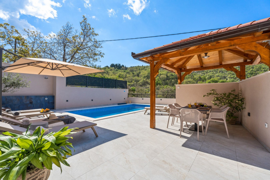 The outdoor offers a private swimming pool 7,2m x 3,5m