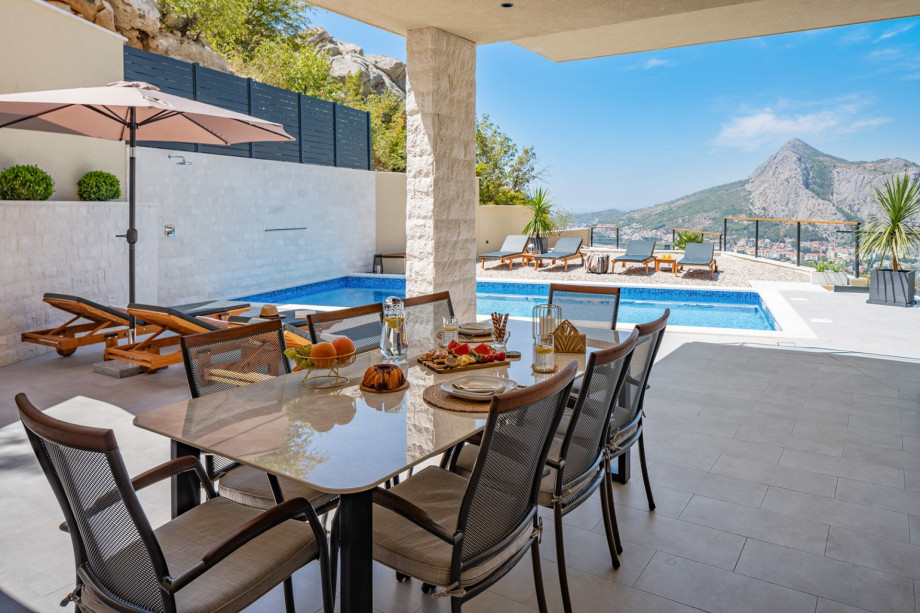 Covered outdoor dining area for 8 people