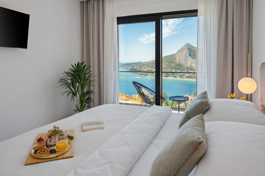 Bedroom NO2 with a king-size bed measuring 180cm x 200cm, en-suite bathroom with a shower, a A/C, a TV, and a balcony