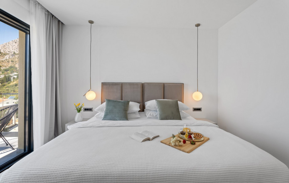 Bedroom NO2 with a king-size bed measuring 180cm x 200cm, en-suite bathroom with a shower, a A/C, a TV, and a balcony