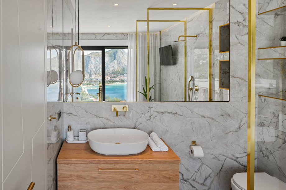 En-suite bathroom with a shower and a bathtub