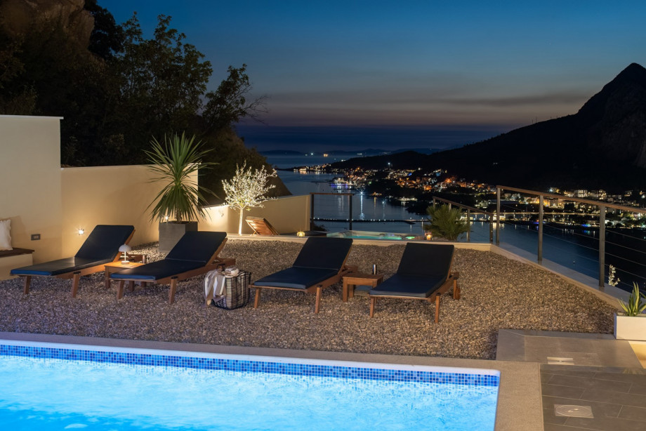 Enjoy a great mountain landscape, and sea view