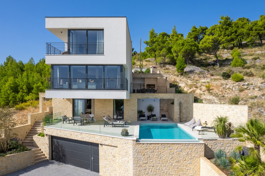 The outdoor offers a private, heated 28,5 sqm swimming pool with fully automated salt electrolysis system