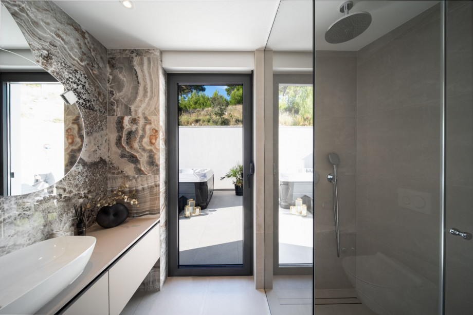 En-suite bathroom with a shower (6.4 sqm) with glass door /exit to the terrace