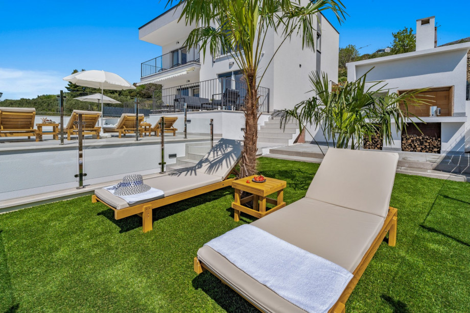 Sundeck area with 8 deck chairs.