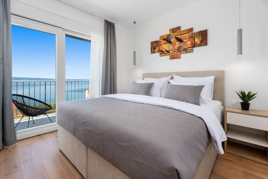 Bedroom NO2 (19,20 sqm) with a king-size bed 180cm x 200cm