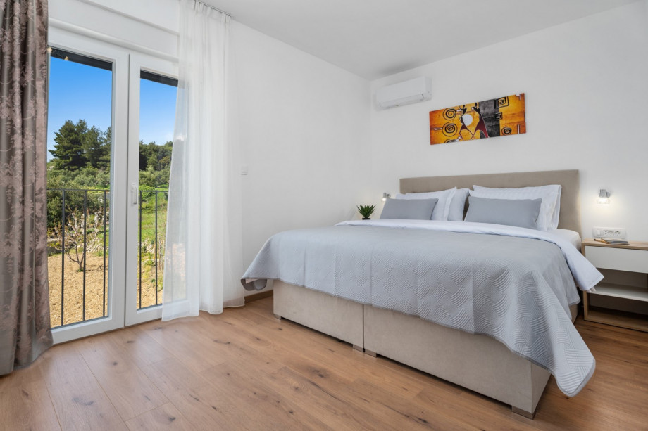 Bedroom NO3 (16,77 sqm) with a king-size bed 180cm x 200cm,