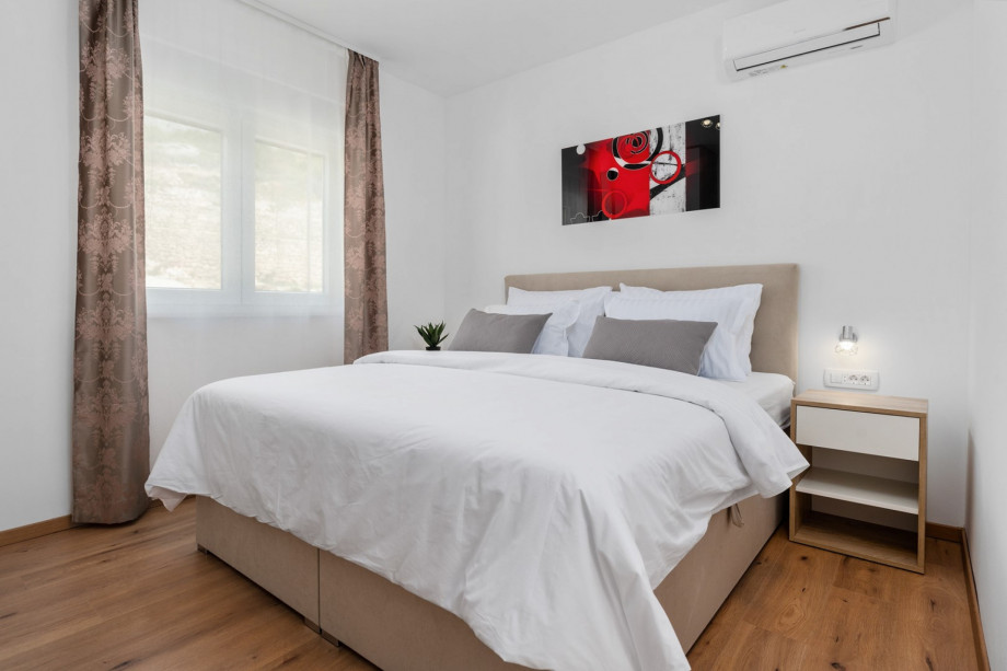 Bedroom NO4 (11,23 sqm) with a king-size bed 180cm x 200cm