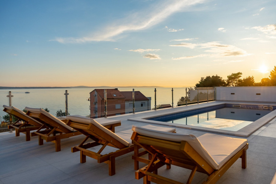 The exterior is equipped with carefully selected and high-quality furniture for the relaxed vacation that you deserve.