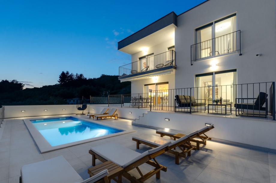 Private and heated 24 sqm pool, a hot tub, with 8 sun deck chairs