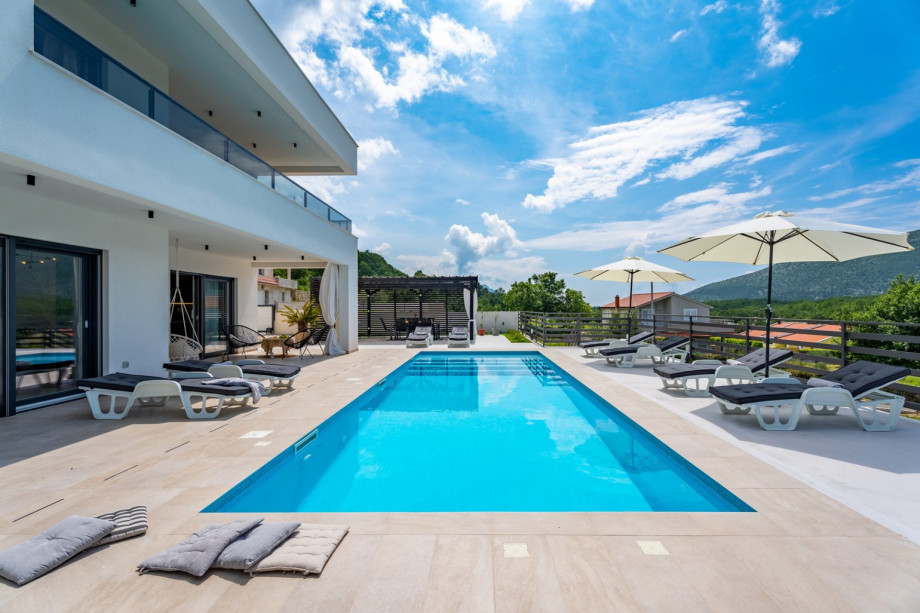 New! Villa Mirage with 36sqm pool, 4 bedrooms, 8km from the sandy beach