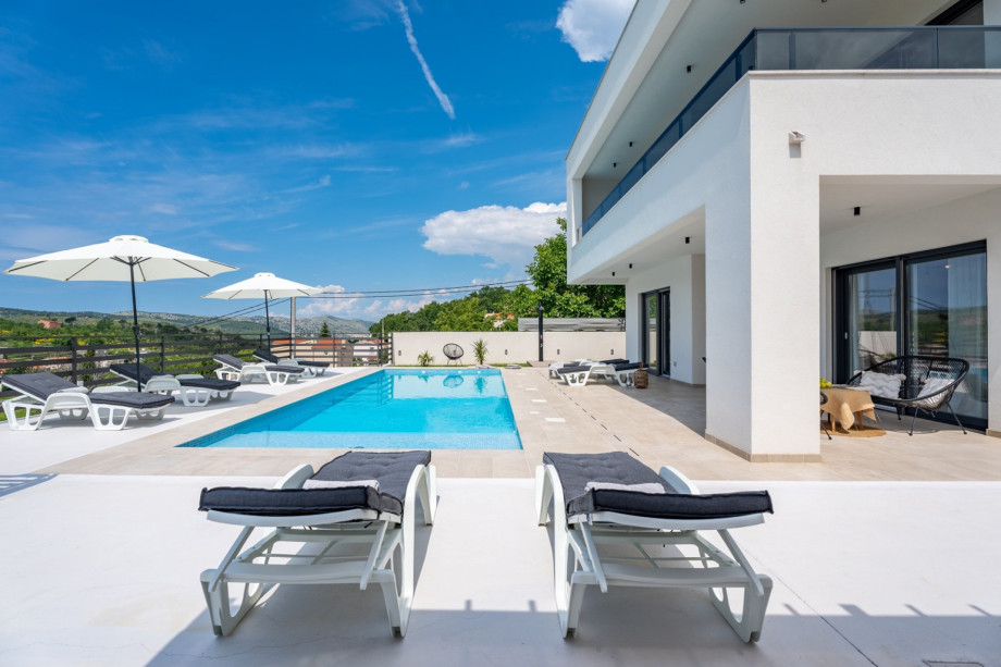 Enjoy the summer sun in this magnificent environment and views.