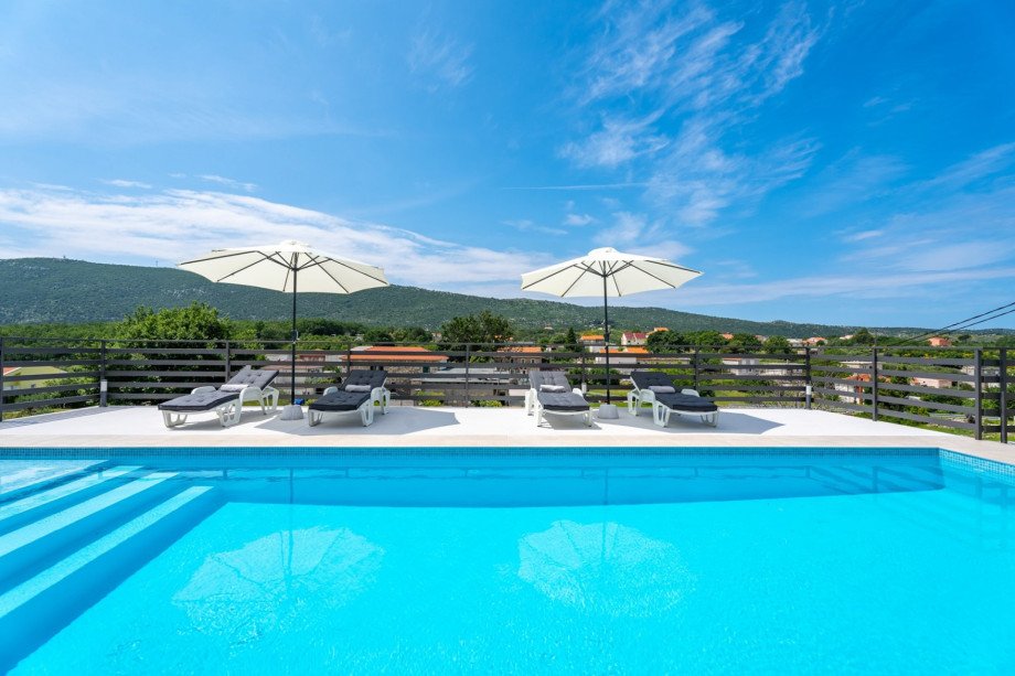 The newly built Villa Mirage offers a very comfortable and functional stay for a perfect family vacation.