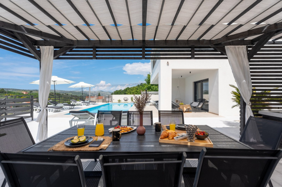 Outdoor dining table, with magnificent views of the landscape.