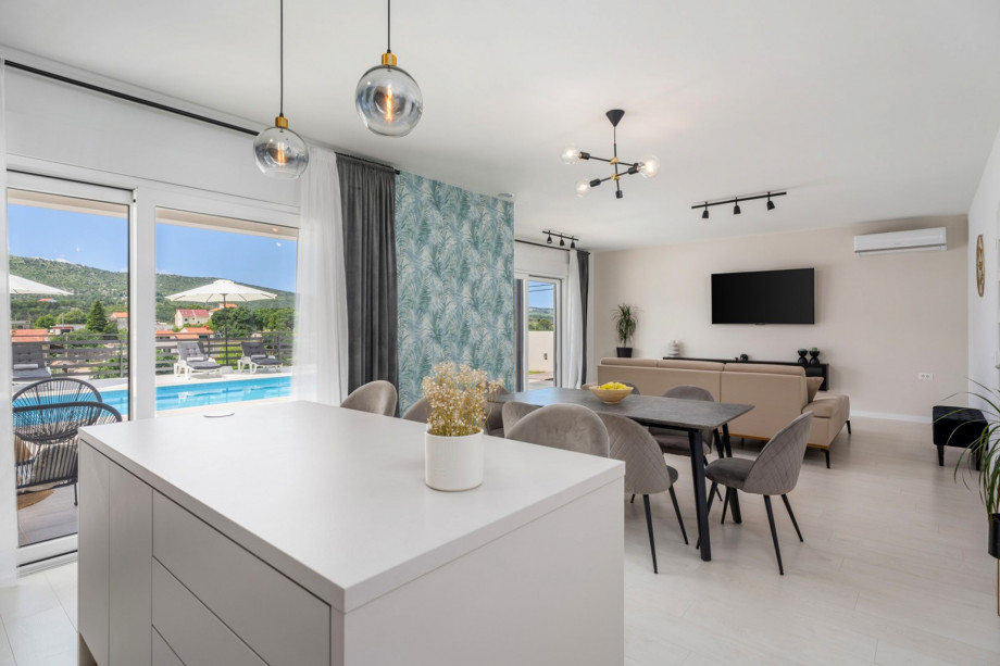 Kitchen island, direct approach toward the pool area.