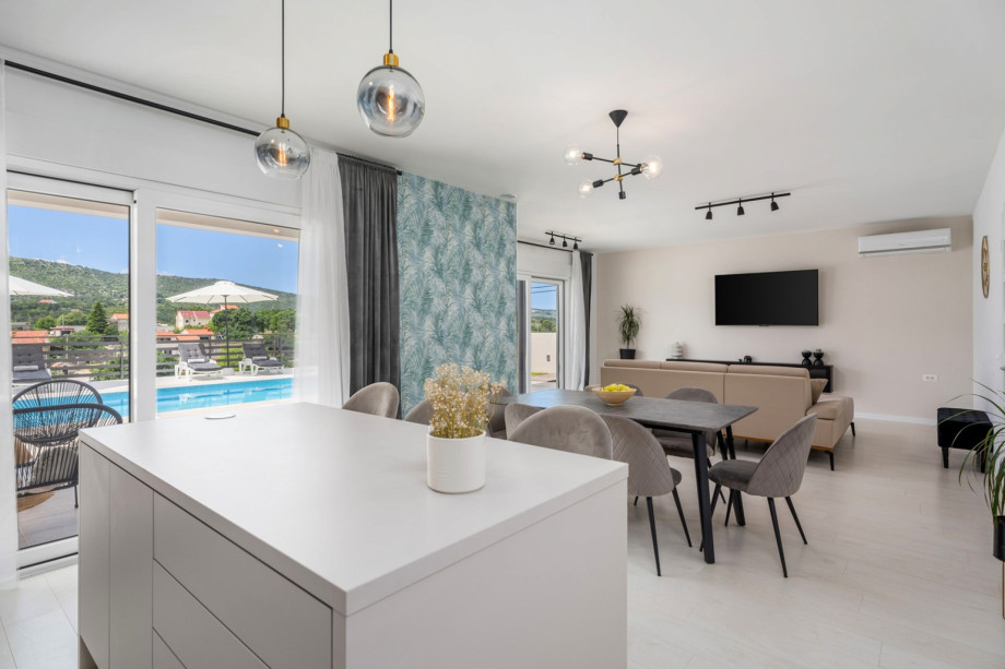 Kitchen island, direct approach toward the pool area.