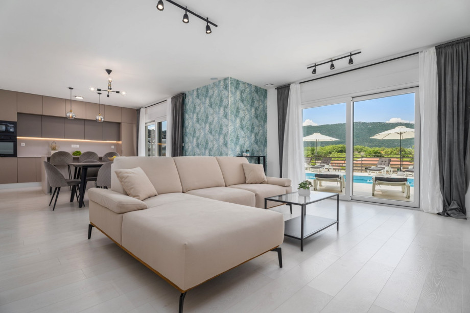 Living room with free WiFi, a TV, Netflix, PS4.