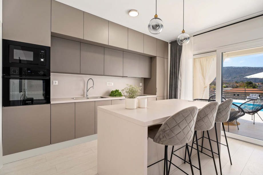 Fully equipped kitchen with all the amenities a modern guest needs for a very comfortable stay .