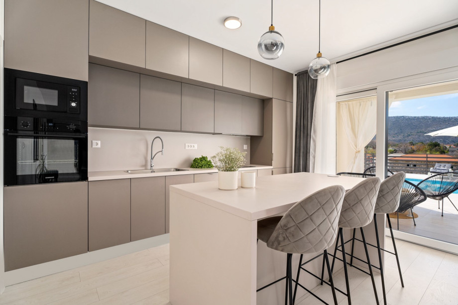 Fully equipped kitchen with all the amenities a modern guest needs for a very comfortable stay .