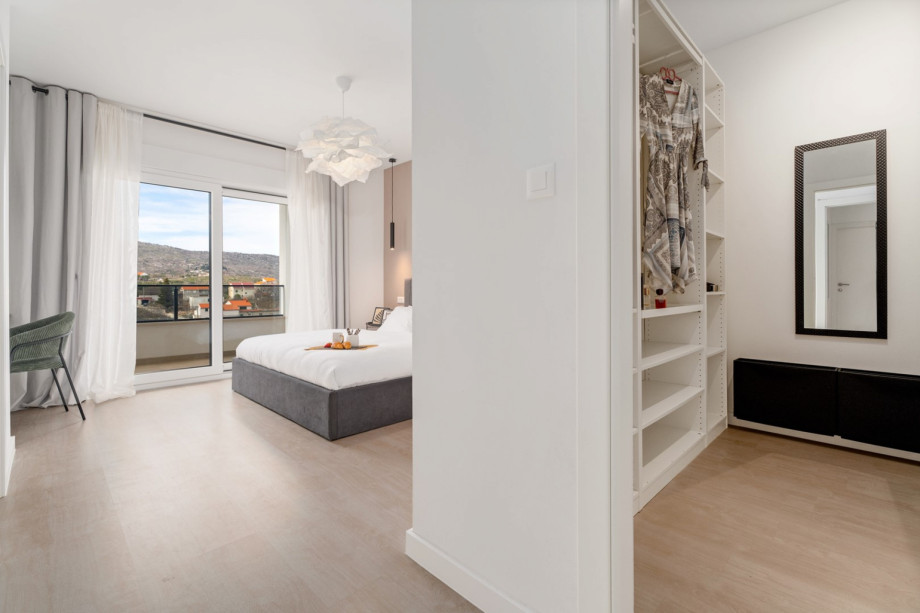 Bedroom NO1 (19,7 sqm) with king-size bed 180cm x 200cm.