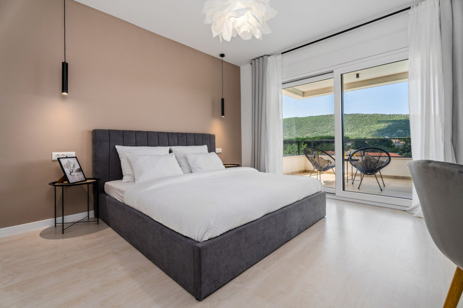 Bedroom NO2 (15,4sqm) with king-size bed 180cm x 200cm,.