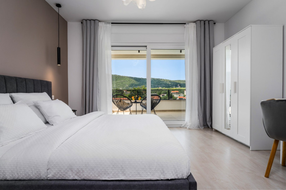 Bedroom NO2 (15,4sqm) with an A/C, with pool views .