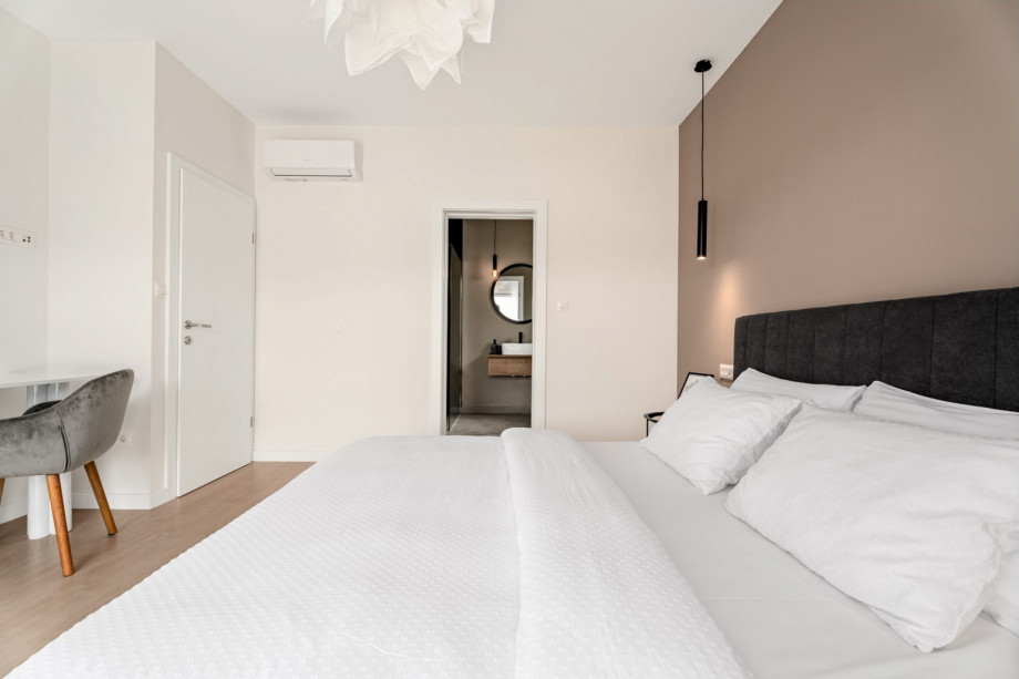 Bedroom NO2 (15,4sqm) with an en-suite bathroom.