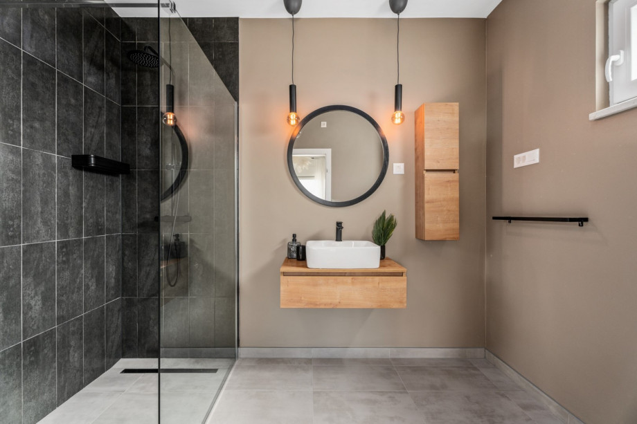 En-suite bathroom (6,3 sqm) with a shower.