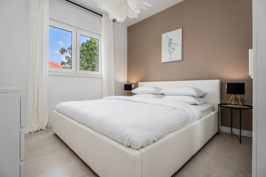 Bedroom NO3 (10,8sqm) with king size bed180cm x 200cm.