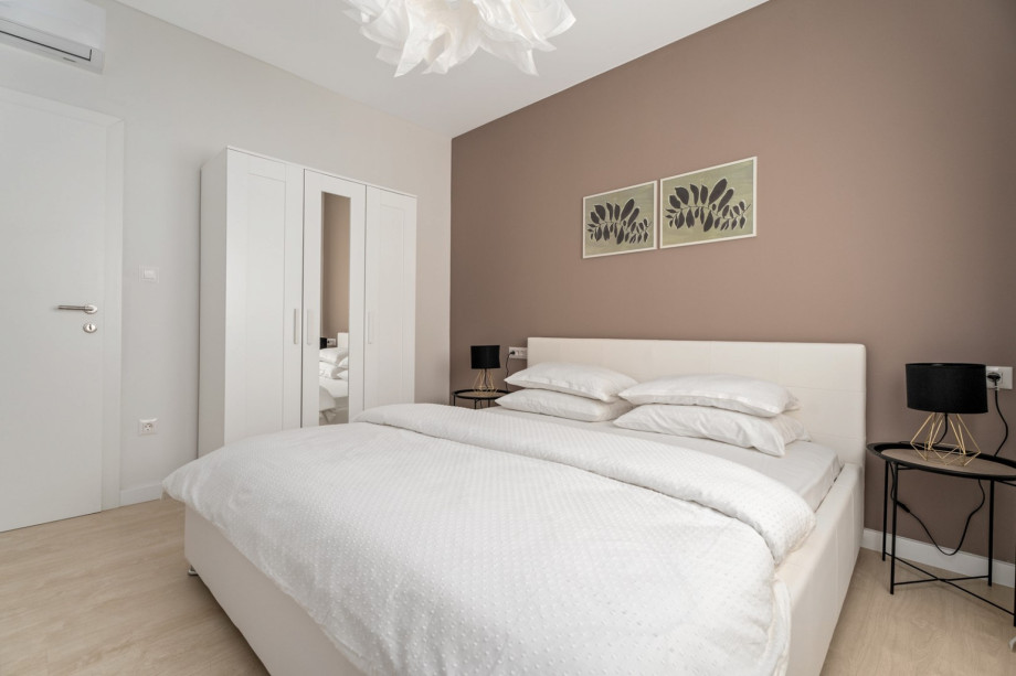 Bedroom NO4 (10,8sqm) with a TV, A/C