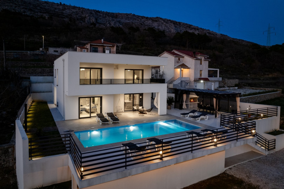 The whole property is fully fenced, and there are 4 parking places on the private plot (1 garage place), fenced.