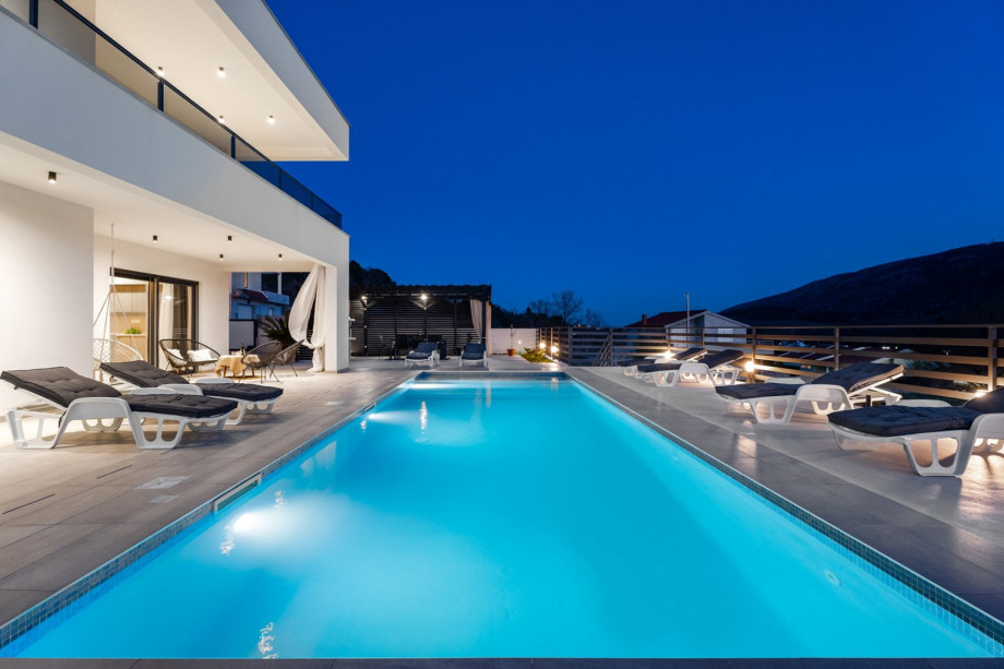 Villa Mirage in the evening.