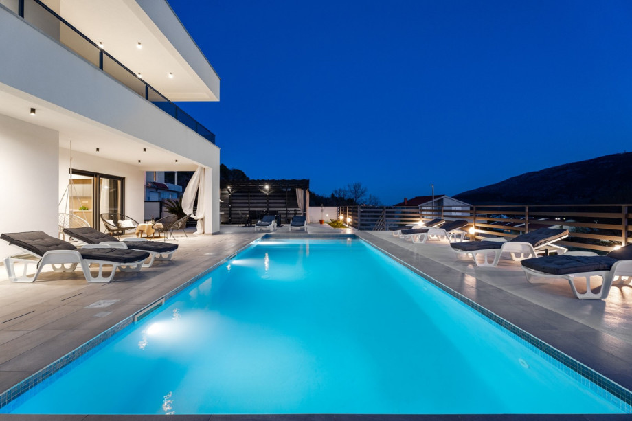 Villa Mirage in the evening.