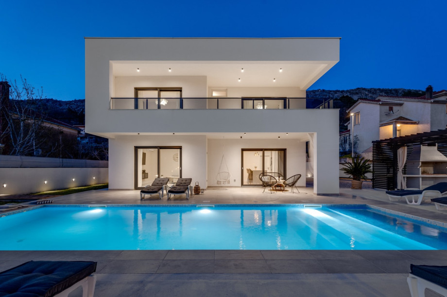 4 bedrooms with king-size beds, 4 bathrooms, a fully equipped kitchen, and a living room.