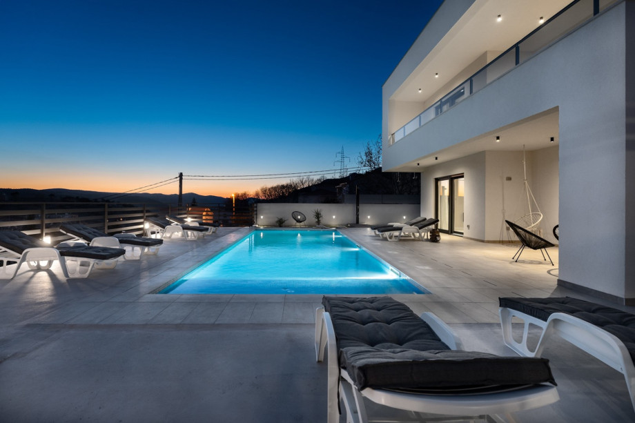 A spacious sun deck area with 8 deck chairs and sun umbrellas.