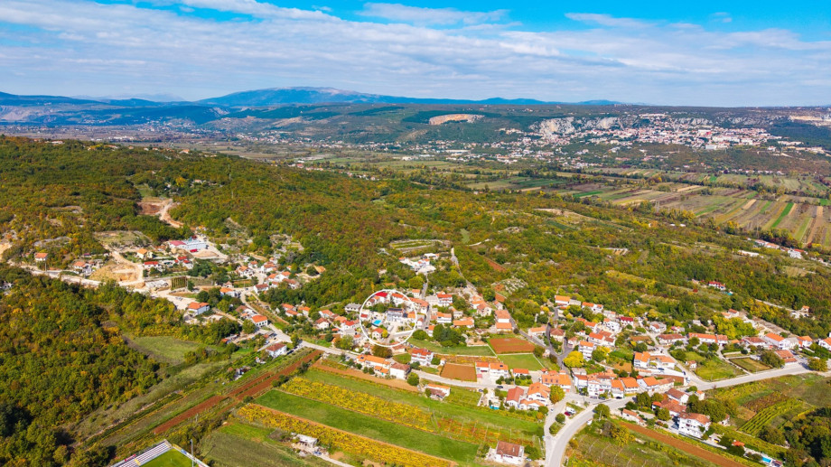 Die Villa liegt im bezaubernden Imotski-Tal und bietet einen ruhigen Lebensrhythmus wie im Dorf sowie Ausblicke auf die umliegende Naturlandschaft.