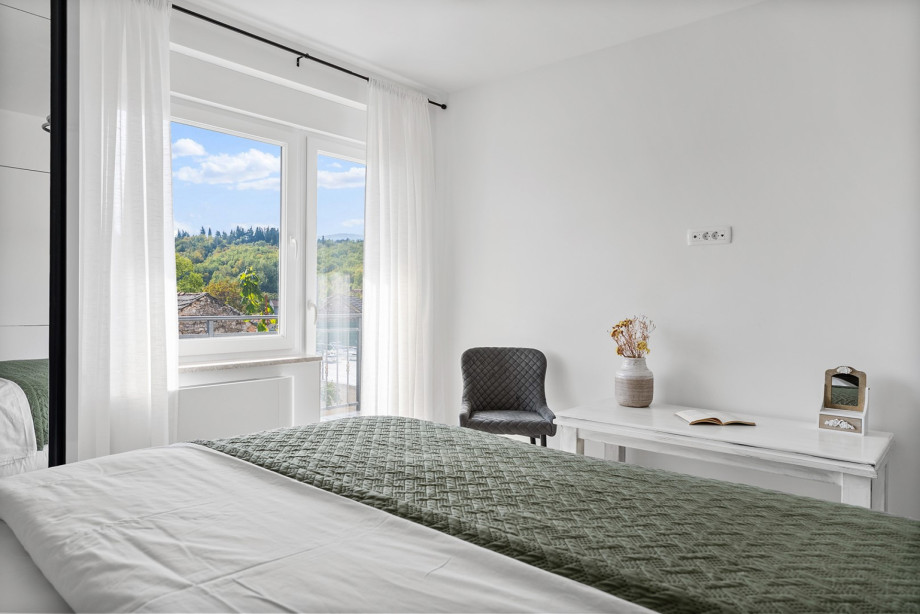 Schlafzimmer 2 ist mit einem Kingsize-Bett ausgestattet und bietet einen Blick auf die Umgebung.