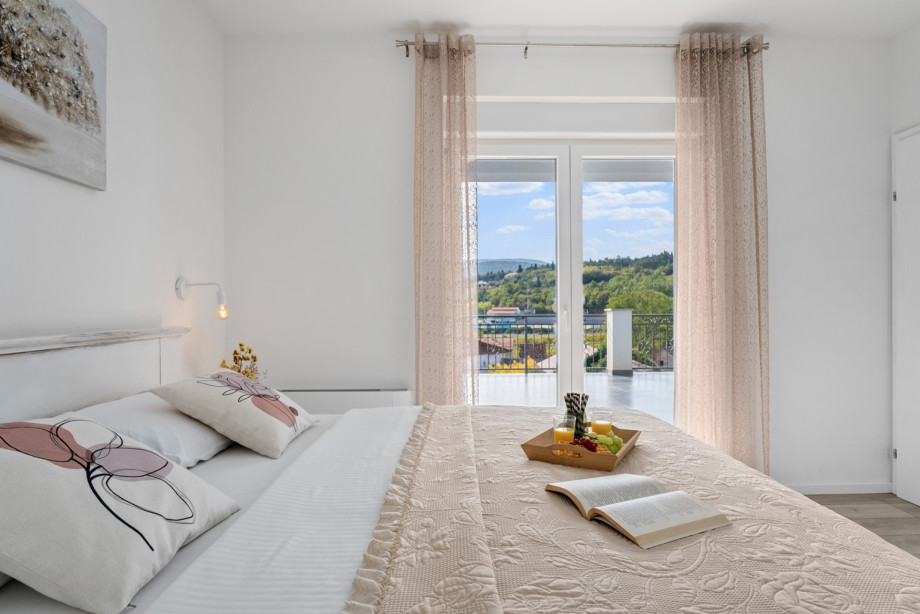 Schlafzimmer 4 ist vollklimatisiert und verfügt über einen Balkon mit Blick auf die ruhige Nachbarschaft.