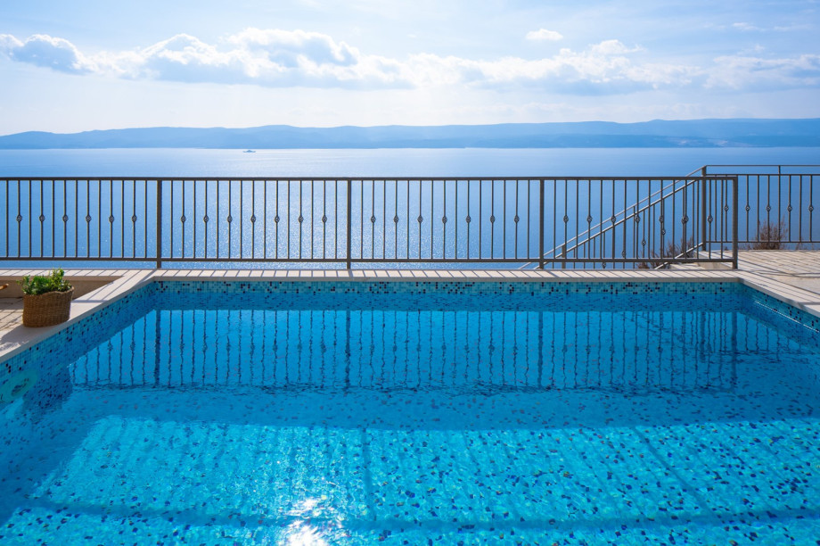 The impressive view of the horizon and the sea from the pool's edge creates a feeling of endlessness and complete tranquility