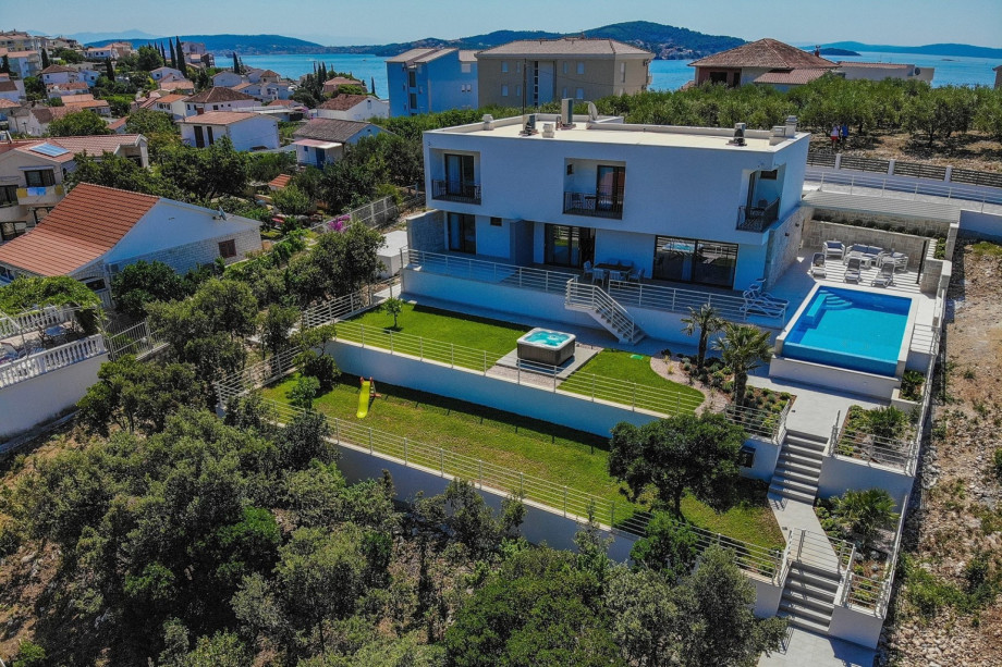 This beautifully decorated property of 245sqm of living space is located on a fully fenced private plot of 2300sqm