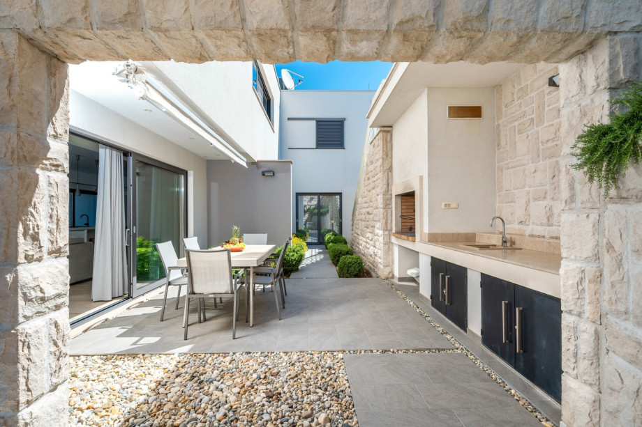 There is also a corner with a traditional grill for your grilling skills