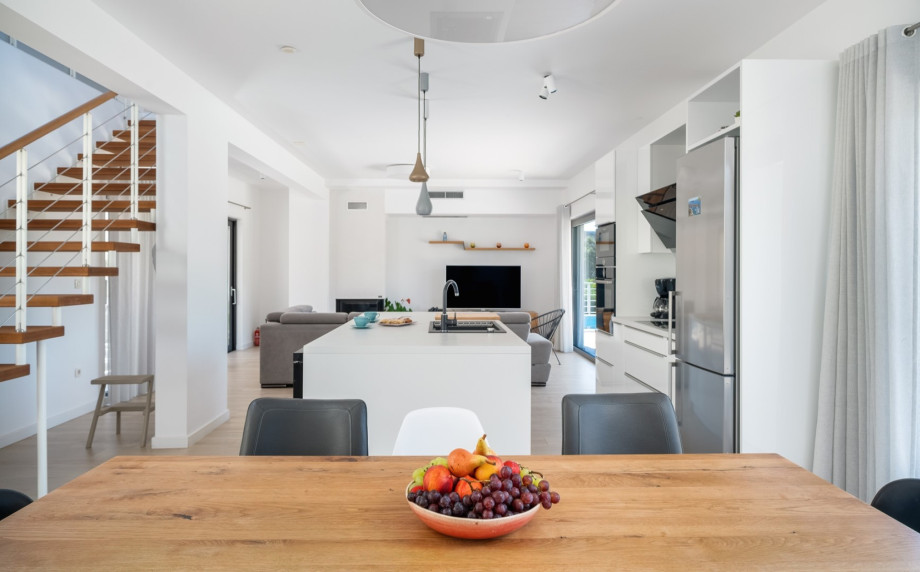 Villa Paloma Blanca offers four comfortable bedrooms, each equipped with king-size beds (200 cm x 210 cm) and en-suite bathrooms.