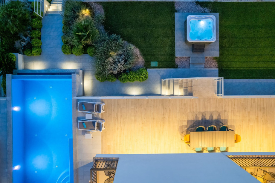 This is a modern place to stay in with a quiet environment but still close to all