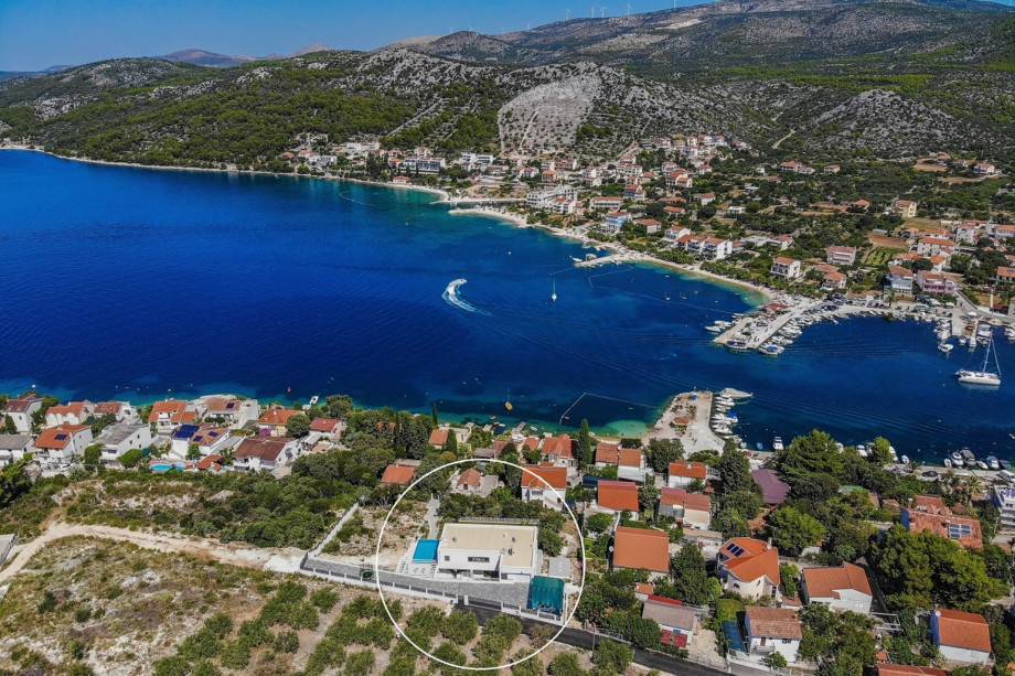 Villa Paloma Blanca is more than just a villa; it’s a sanctuary of peace, comfort, and recreational luxury, ideal for families and groups seeking the perfect getaway.