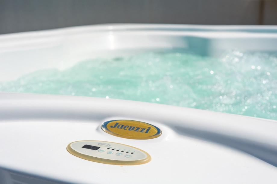 Next to the jacuzzi you have various relaxation areas