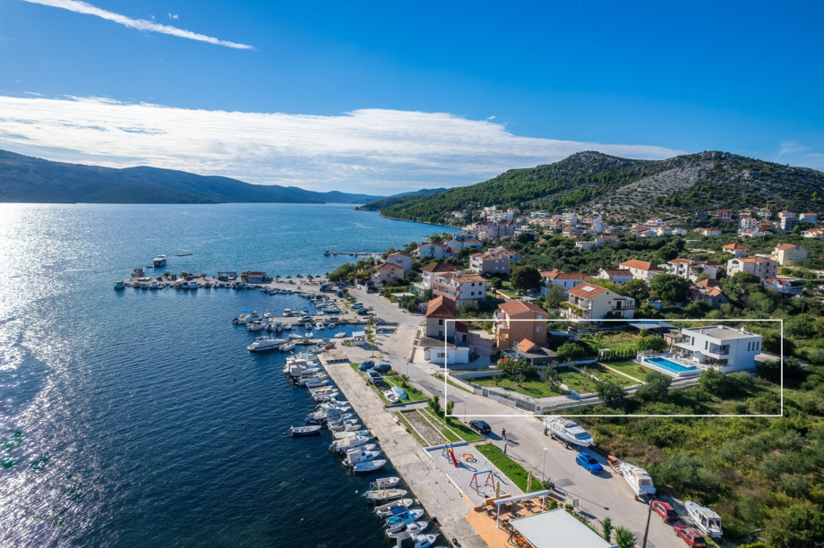 Located in quiet environment with 3 bedrooms and heated pool, 100 m from the sea