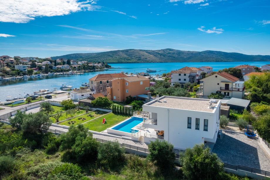 Villa Consido- only 100 m from the sea , heated pool 10m*4m