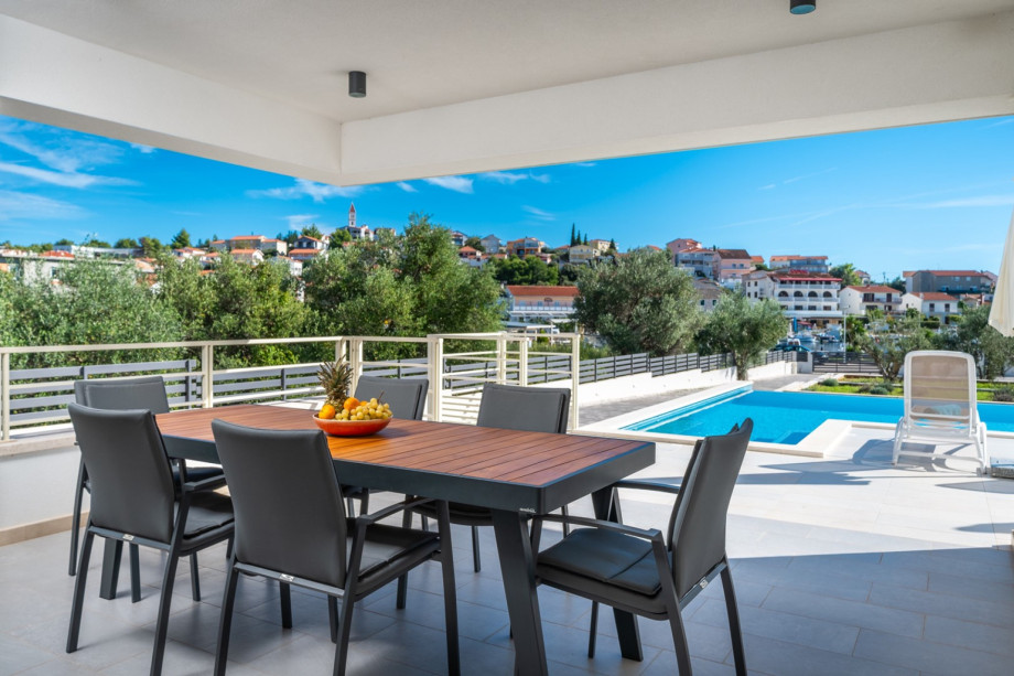 Covered terrace with a comfortable outdoor dining area